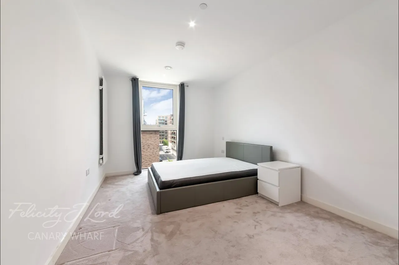 Royal Crest Avenue, London, E16, photo 9