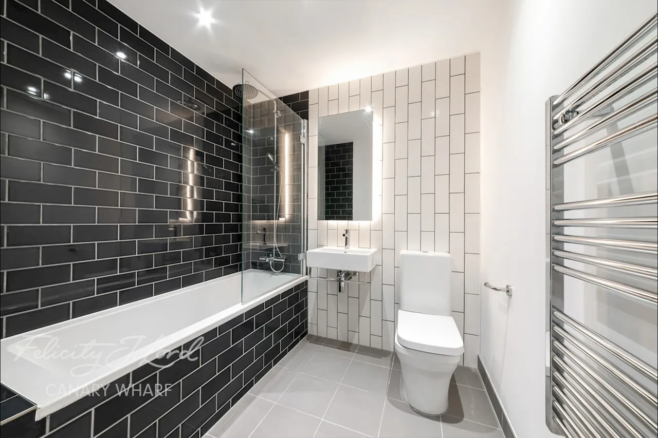 Royal Crest Avenue, London, E16, photo 8