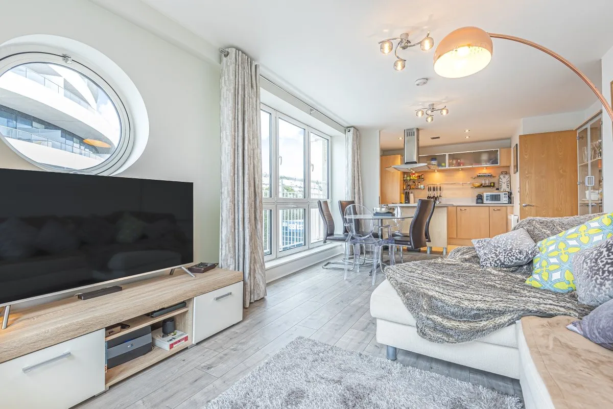 2 bed flat to rent — Lombard Road, Battersea, London, SW11