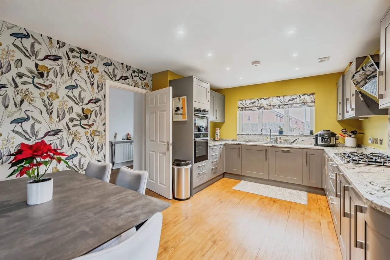 Donald Gardens, Hookwood, RH6, photo 5