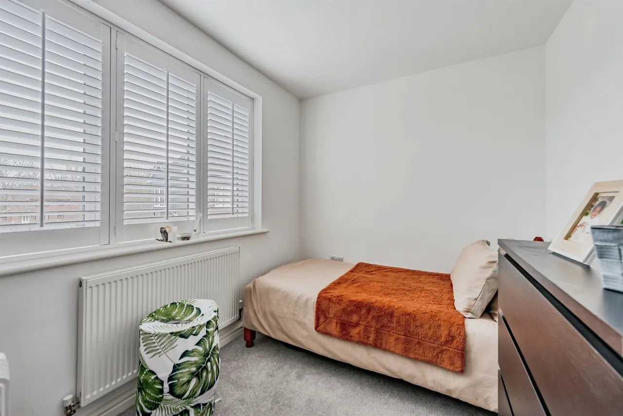 Donald Gardens, Hookwood, RH6, photo 9