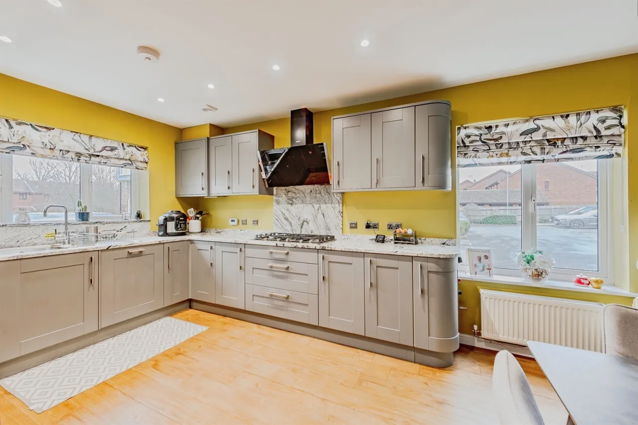 Donald Gardens, Hookwood, RH6, photo 4