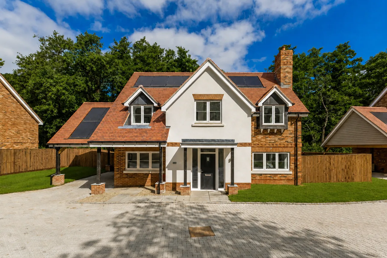 4 bed house for sale — Elliot Mews, Ockford Road, Godalming,...