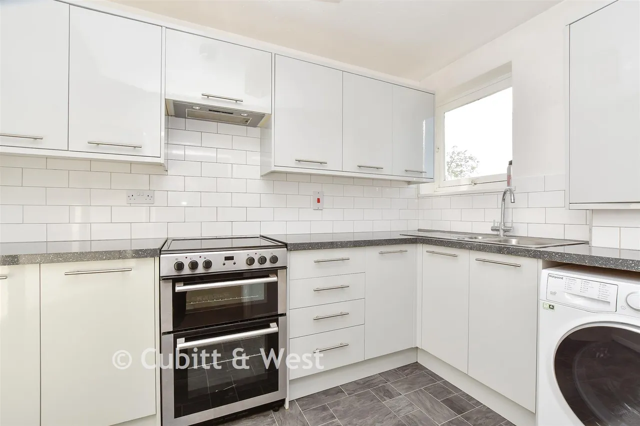 Cannon Grove, Fetcham, KT22, photo 3