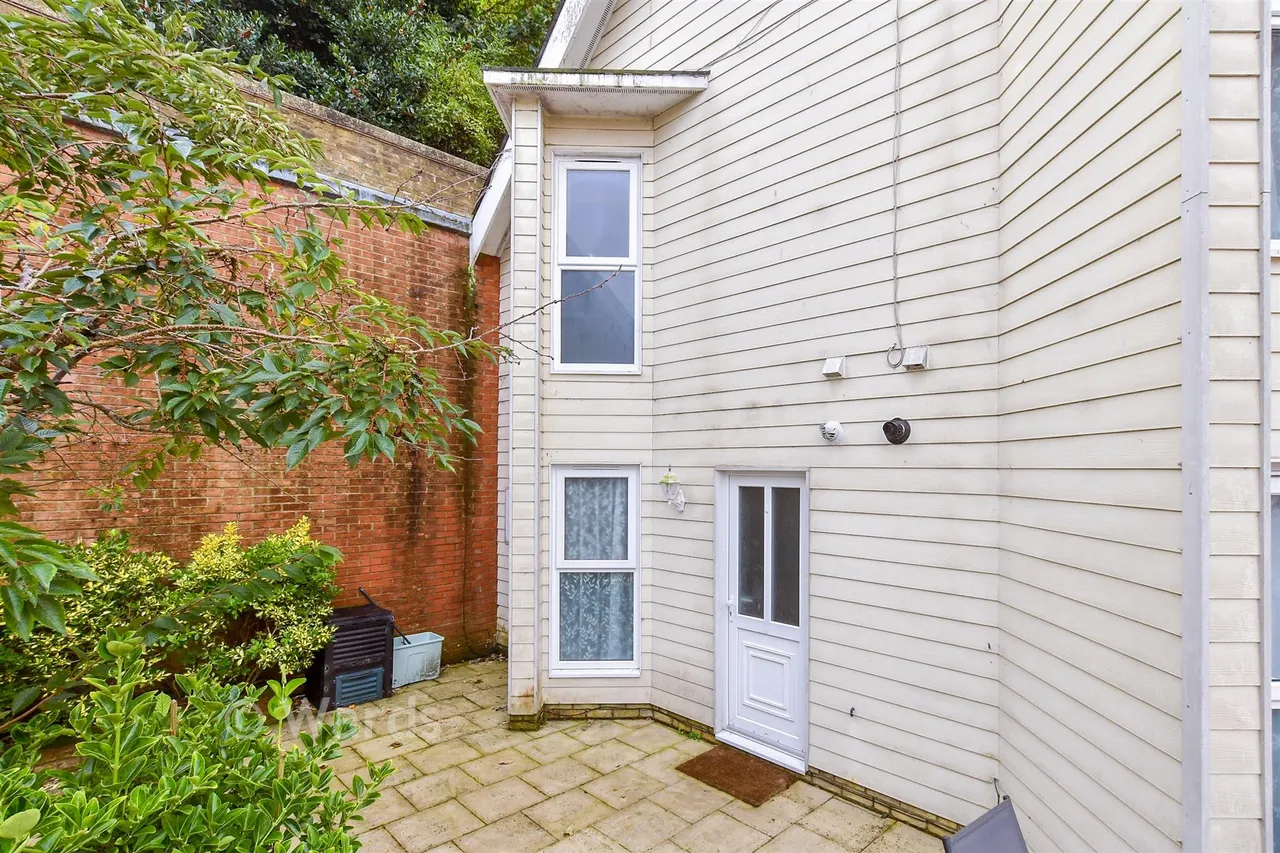 1 bed flat for sale, High Street, Dover, CT16