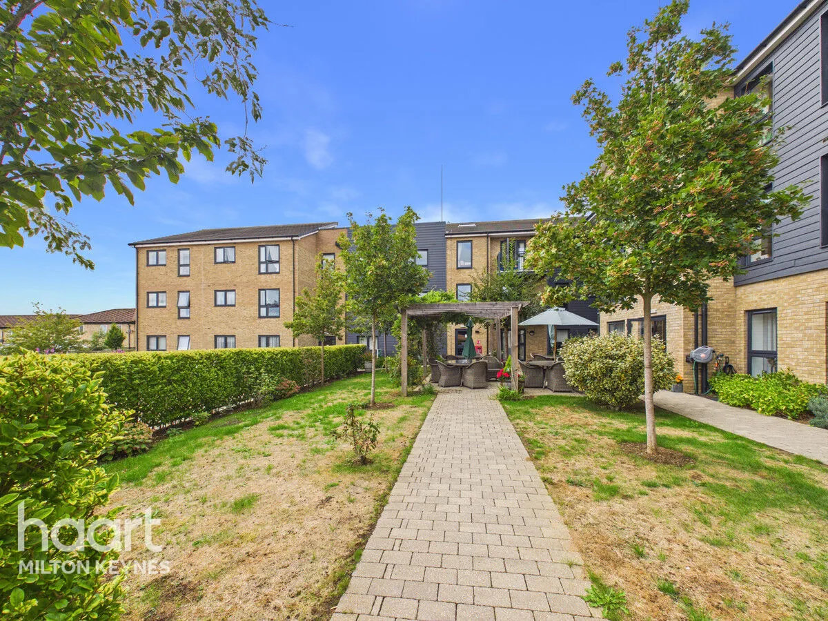 Hindhead Knoll, Walnut Tree, MK7, photo 11