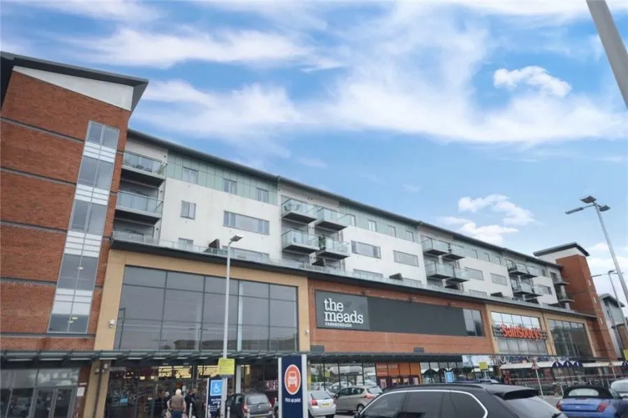 2 bed flat for sale, Queensmead, Farnborough, GU14