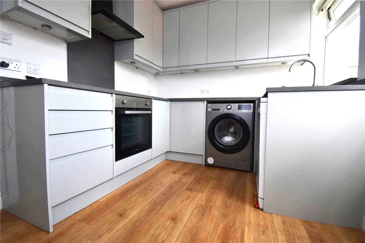 Roberts Road, Aldershot, Hampshire, GU12 4RB, photo 2