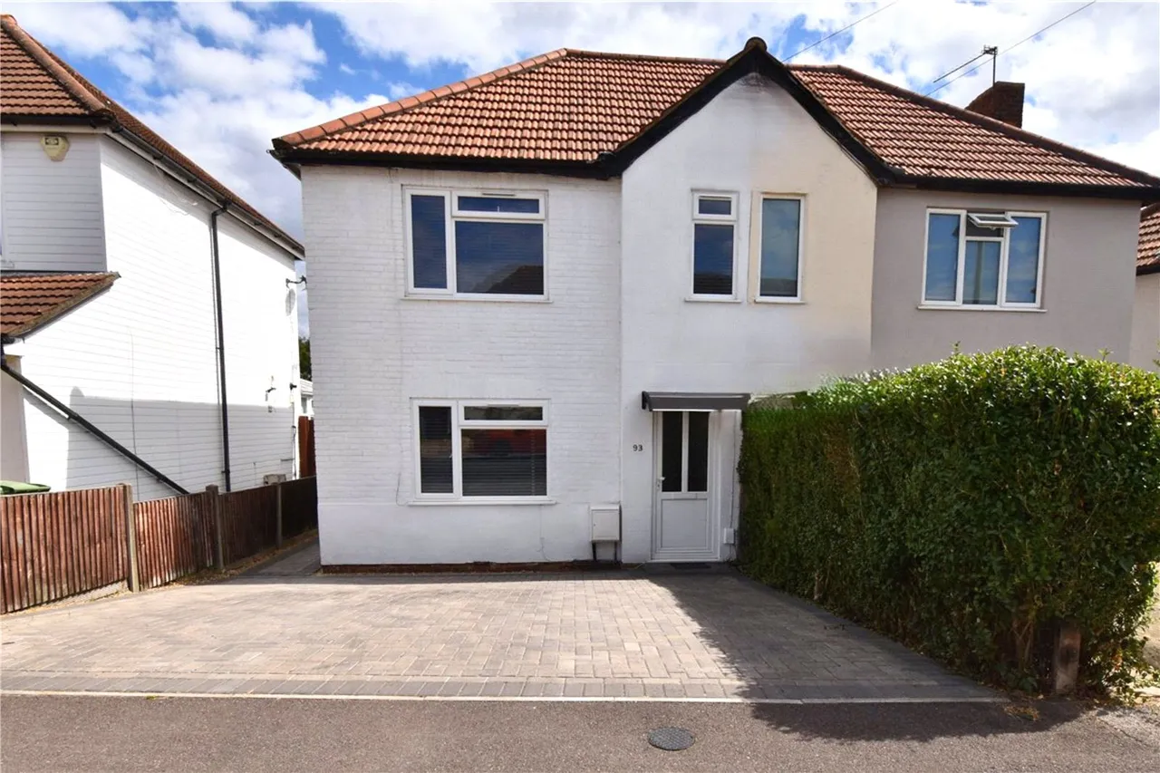 3 bed house to rent — Roberts Road, Aldershot, Hampshire, GU12 4RB