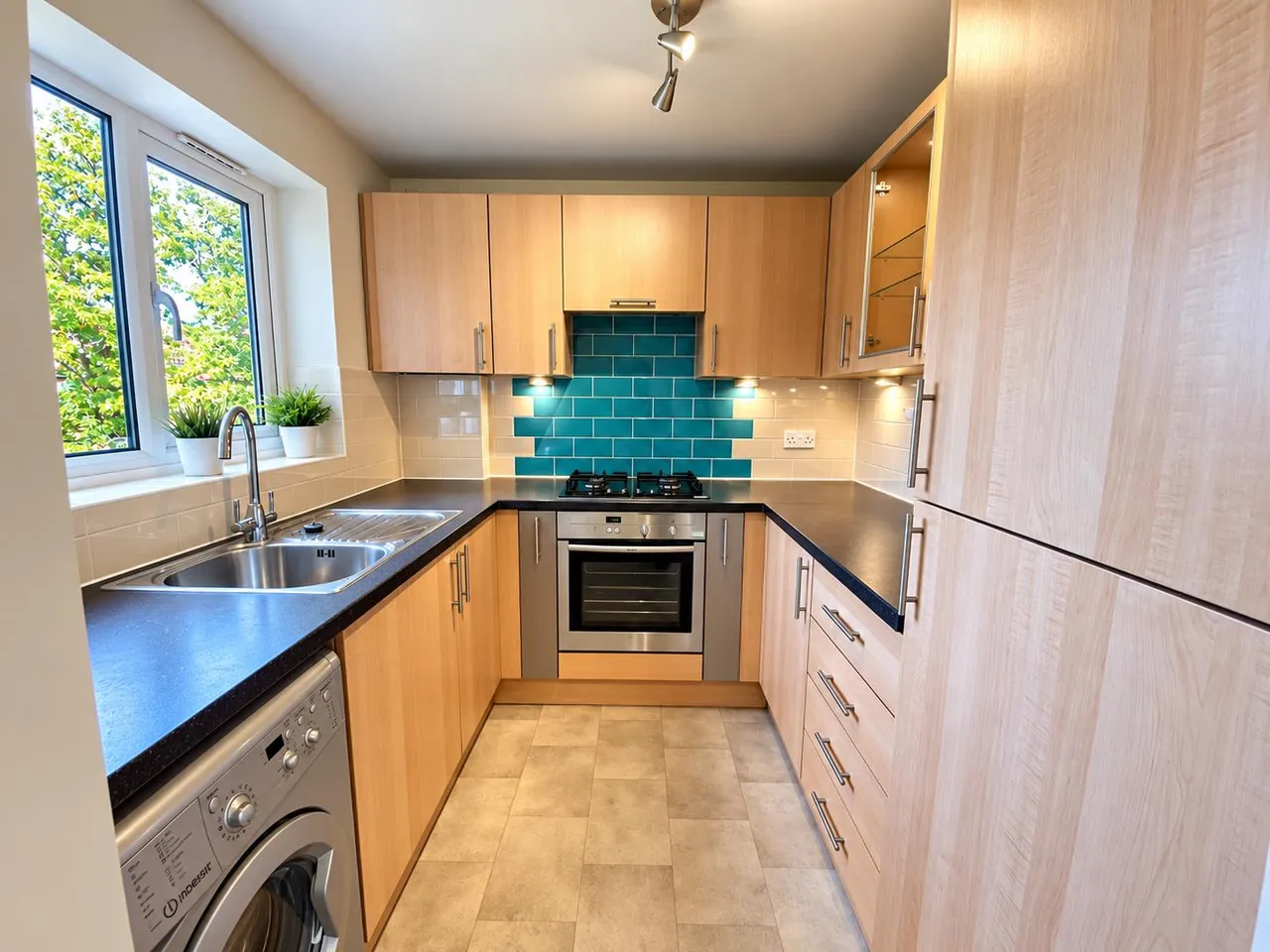 2 bed flat to rent, Basing Road, Banstead, SM7