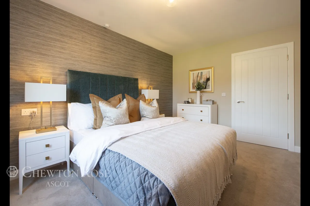 London Road, Bagshot, photo 13