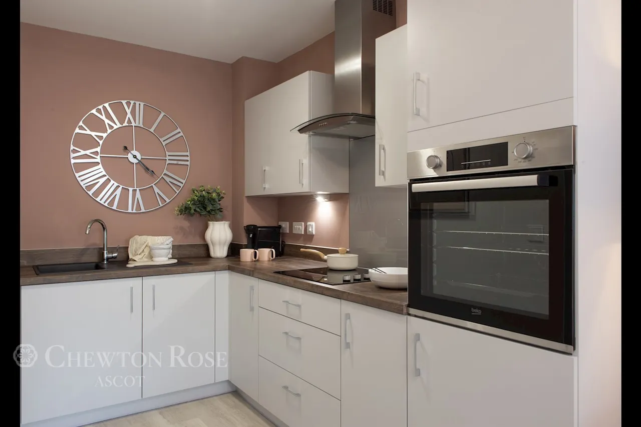 London Road, Bagshot, photo 11