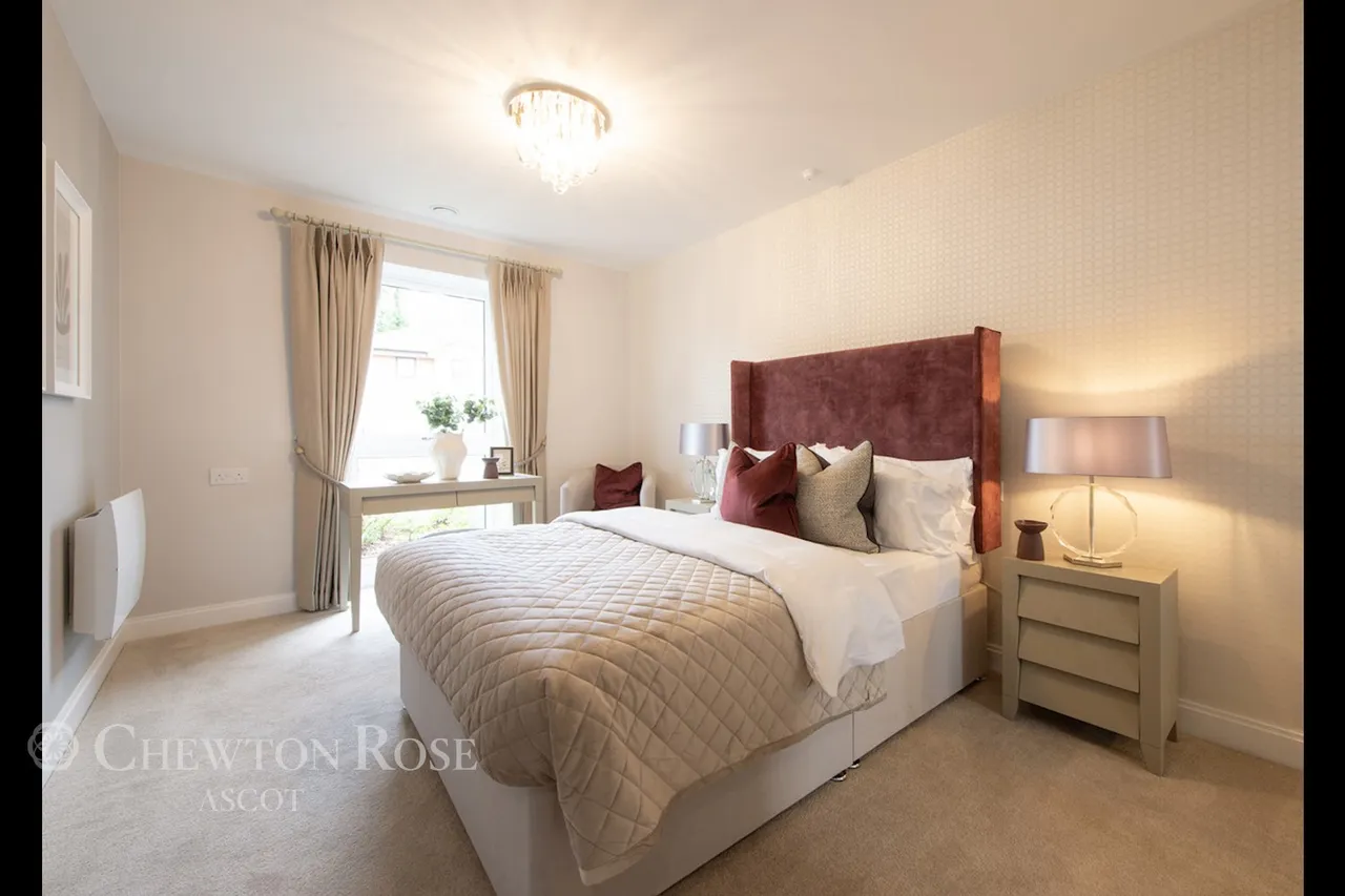 London Road, Bagshot, photo 12