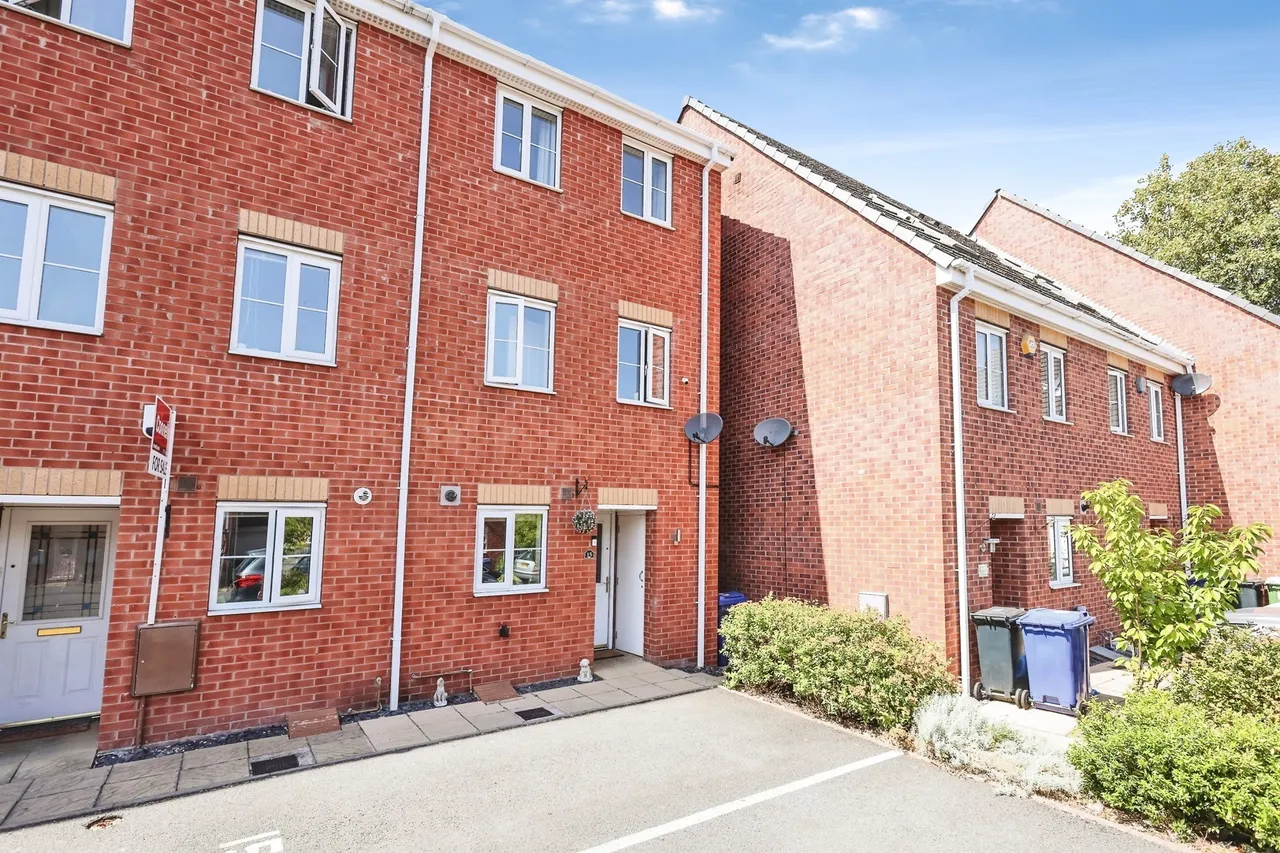 4 bed house for sale — The Infield, HALESOWEN