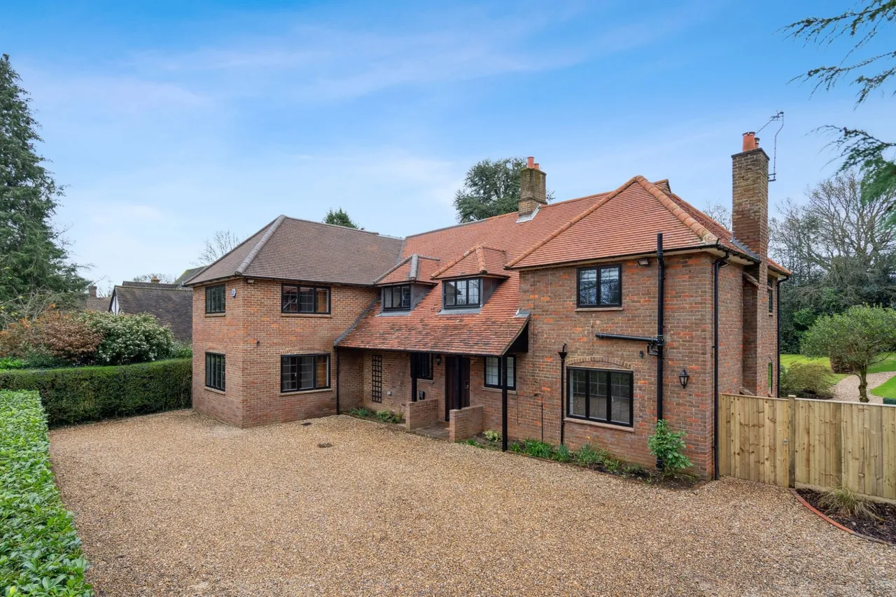 5 bed house to rent — Chiltern Hills Road, Beaconsfield, HP9