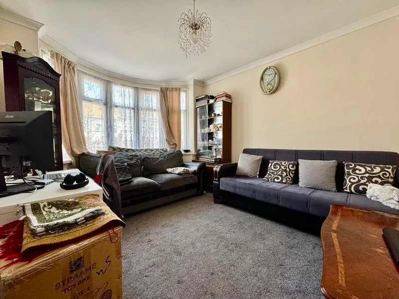 Wickstead Avenue, Luton LU4 9DP, photo 3