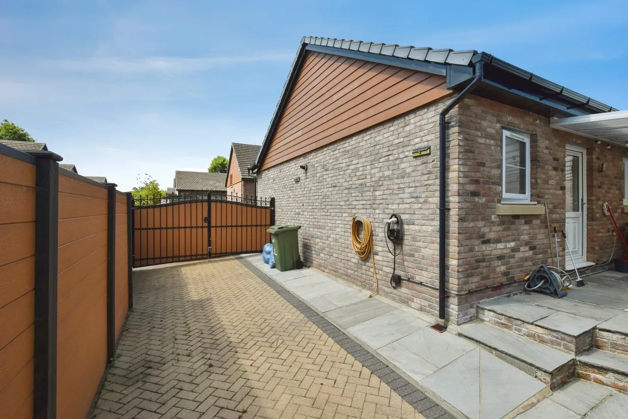 Llys Tirnant, Fforest Fach, SA18, photo 20