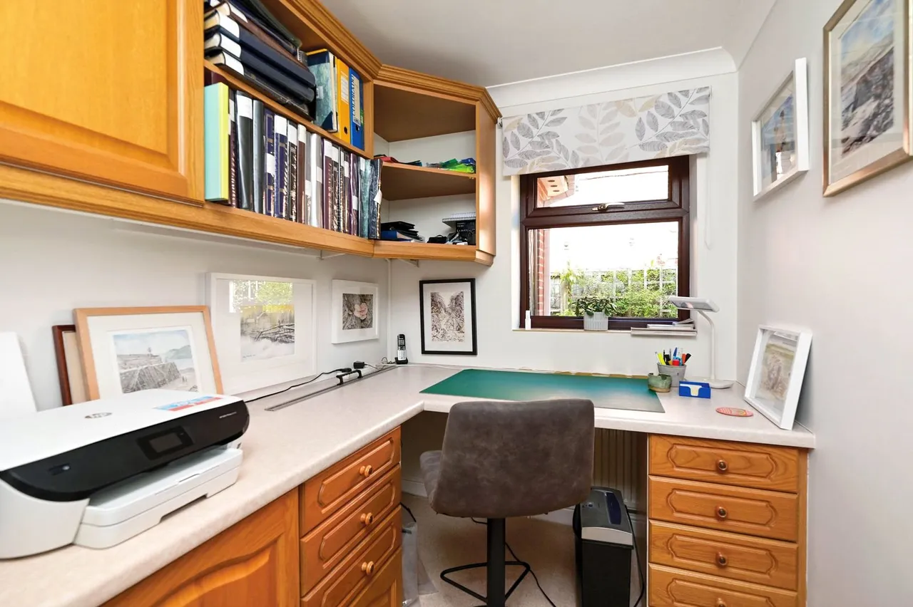 Fernhill Road, Farnborough, Hampshire, GU14 9RZ, photo 9