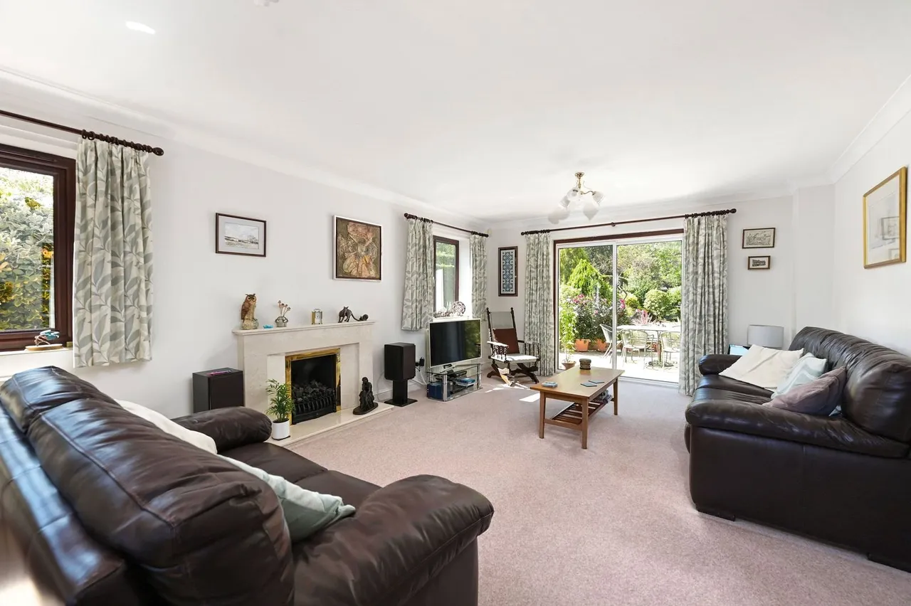 Fernhill Road, Farnborough, Hampshire, GU14 9RZ, photo 3