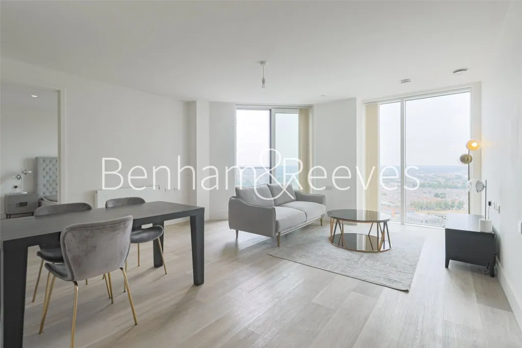 2 bed flat to rent, Daneland Walk, Haringey, N17