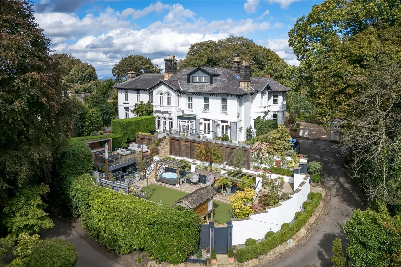 4 bed property for sale, Woodbrook Road, Alderley Edge, SK9
