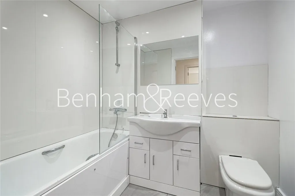Wards Wharf Approach, Royal Docks, E16, photo 7