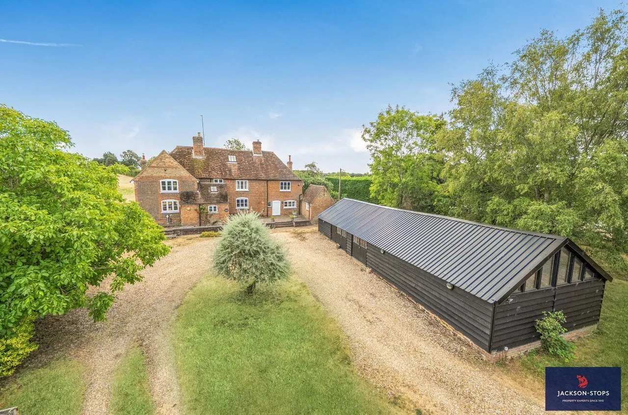 5 bed property for sale, Leighton Road, Stoke Hammond, MK17