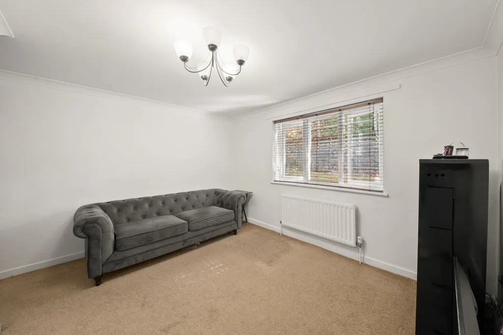 Acock Grove, Northolt, UB5, photo 4