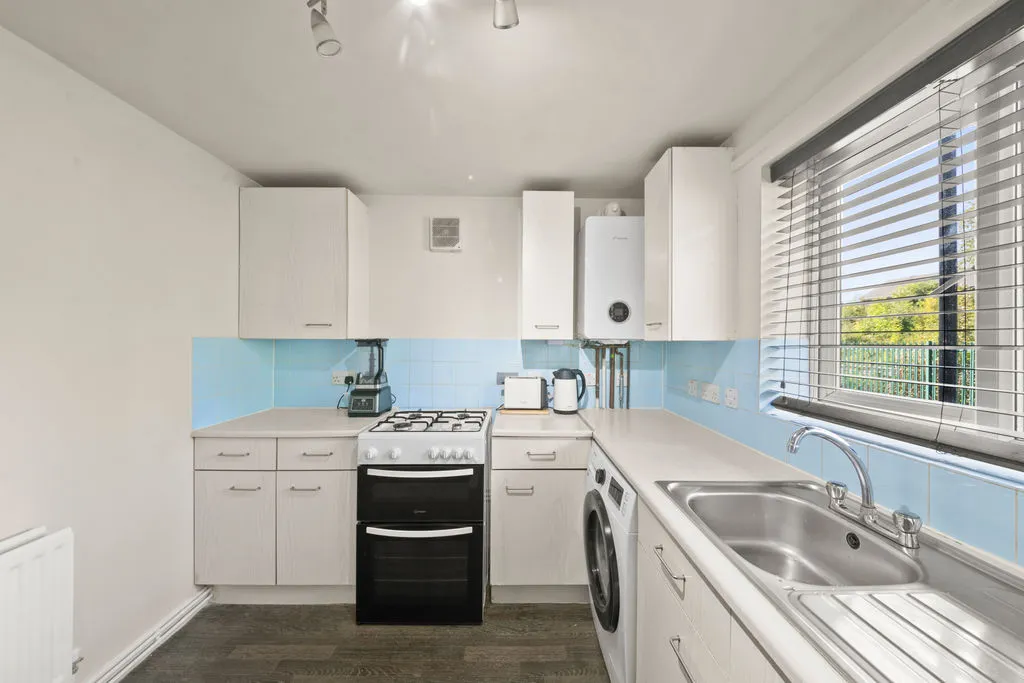Acock Grove, Northolt, UB5, photo 2