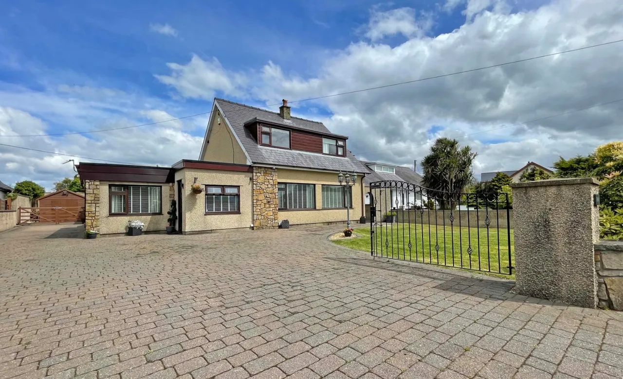 3 bed house for sale, Minffordd Road, Llanrug, LL55
