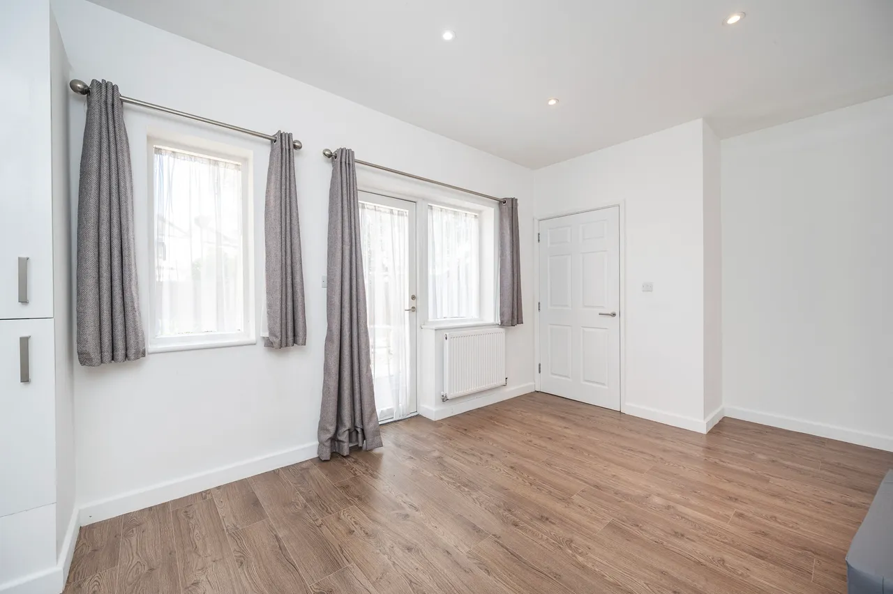 2 bed flat to rent — 24a Chestnut Avenue, London