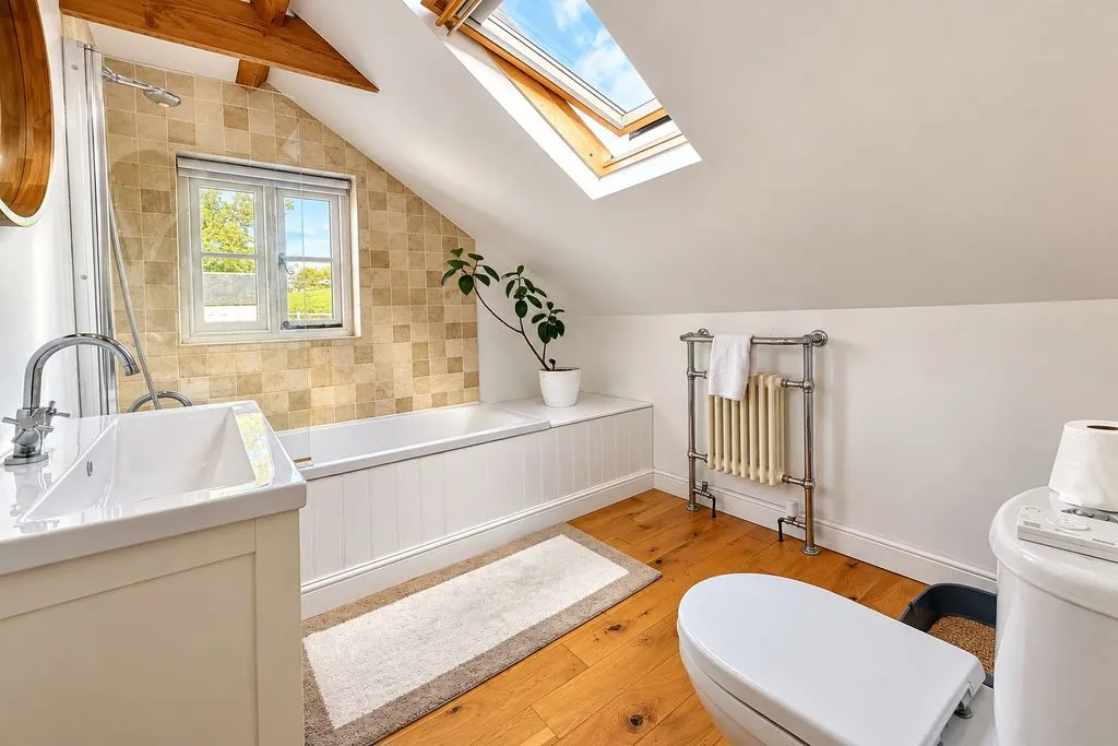 High Street, Little Bytham, NG33, photo 19