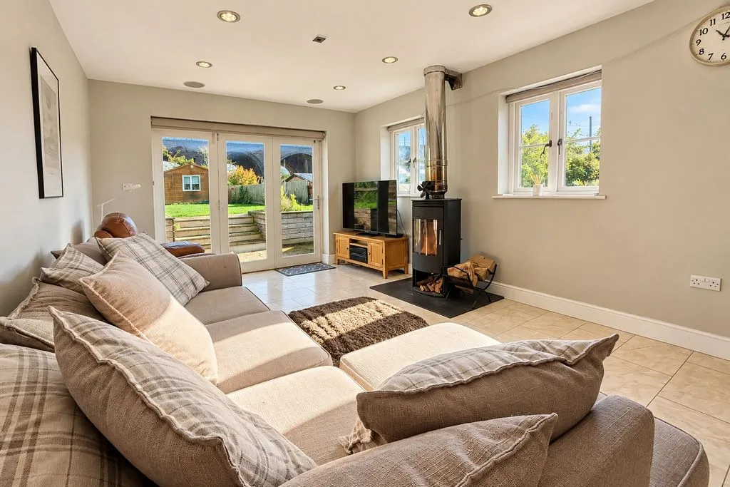 High Street, Little Bytham, NG33, photo 22