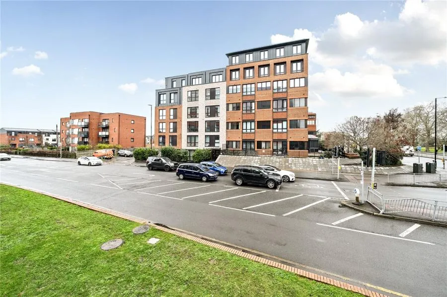 2 bed flat for sale, Bath Road, Slough, SL1