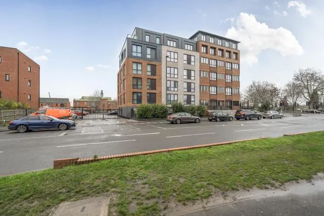 Bath Road, Slough, SL1, photo 18