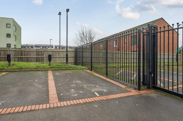 Bath Road, Slough, SL1, photo 17