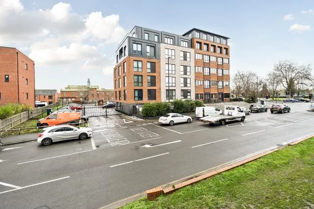 Bath Road, Slough, SL1, photo 19