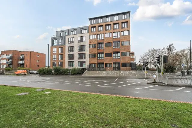 Bath Road, Slough, SL1, photo 16