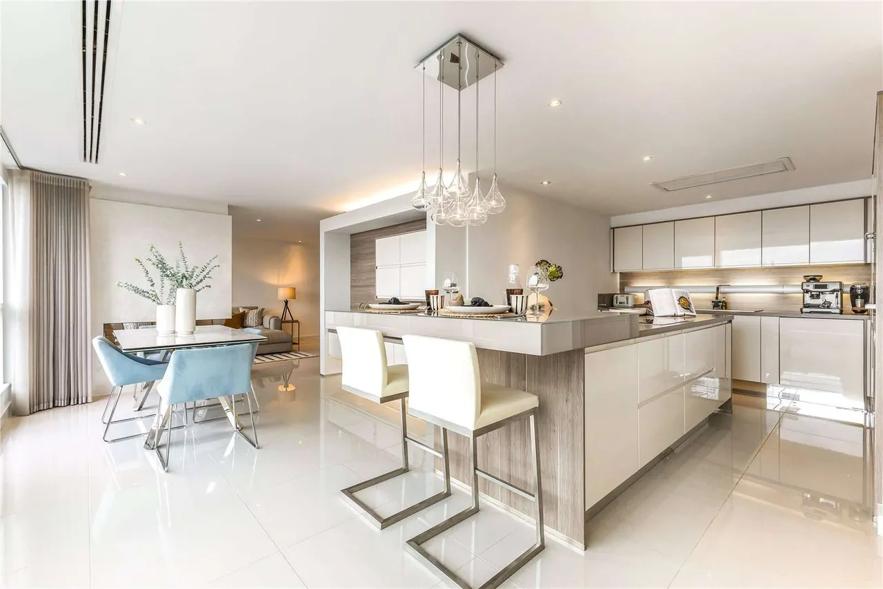 2 bed flat for sale, Imperial Point, The Quays, M50