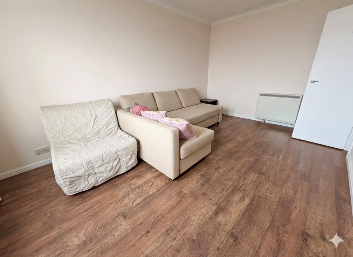 HIGHVIEW HOUSE, HATCH GROVE, Romford, Essex RM6 5NT, photo 3