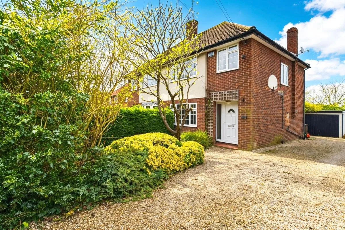 3 bed house for sale — Brentwood Road, Herongate, Brentwood