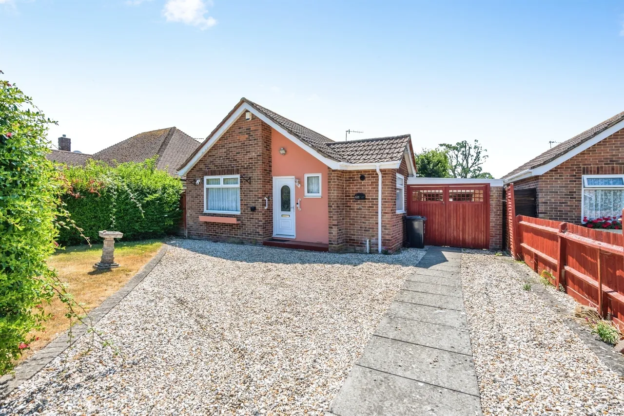 2 bed house for sale — St. Thomas Drive, Bognor Regis