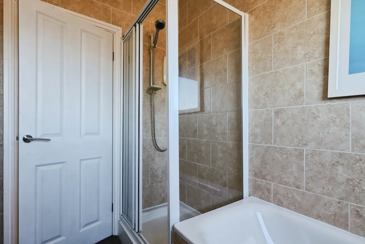 Park View, Leeds, LS25, photo 13