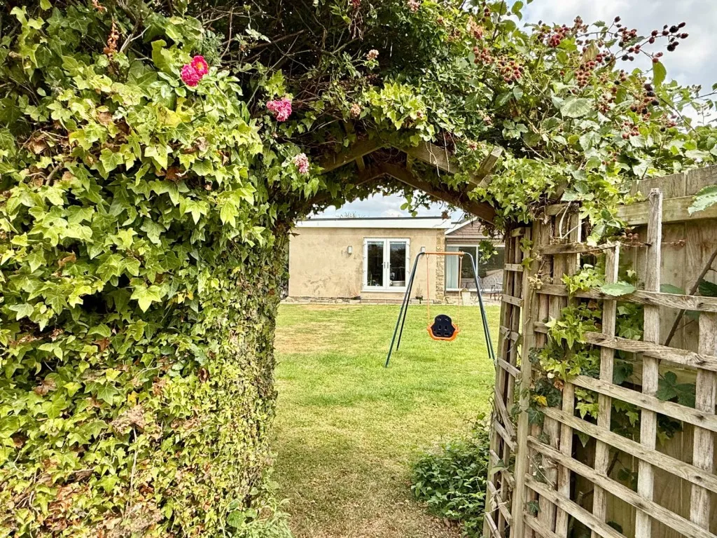 Bardsey ~ Albans Close, LS17, photo 27
