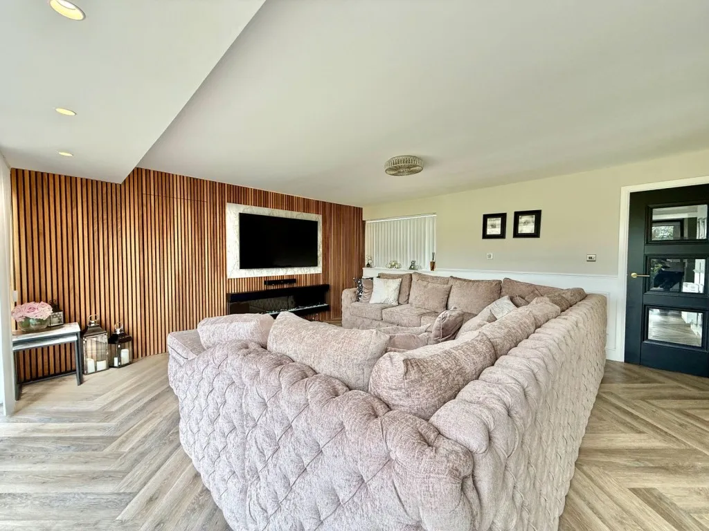 Bardsey ~ Albans Close, LS17, photo 17