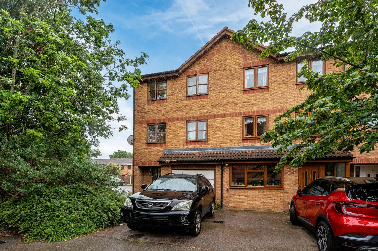 5 bed house for sale — 82 Harlinger Street, London