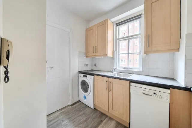 Finchley Road, London, NW8, photo 6