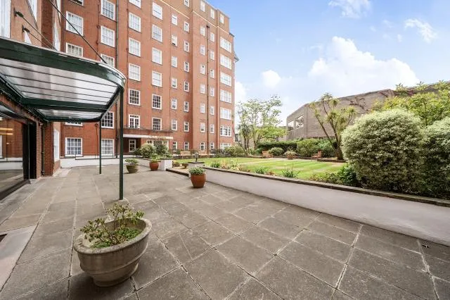 Finchley Road, London, NW8, photo 19