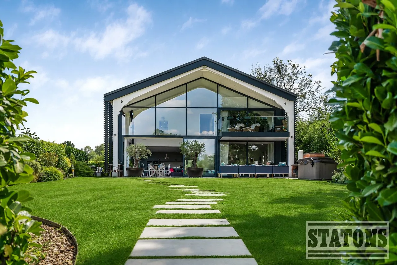 4 bed house for sale — Hawkshead Road, Little Heath, Hertfordshire, EN6 1LX