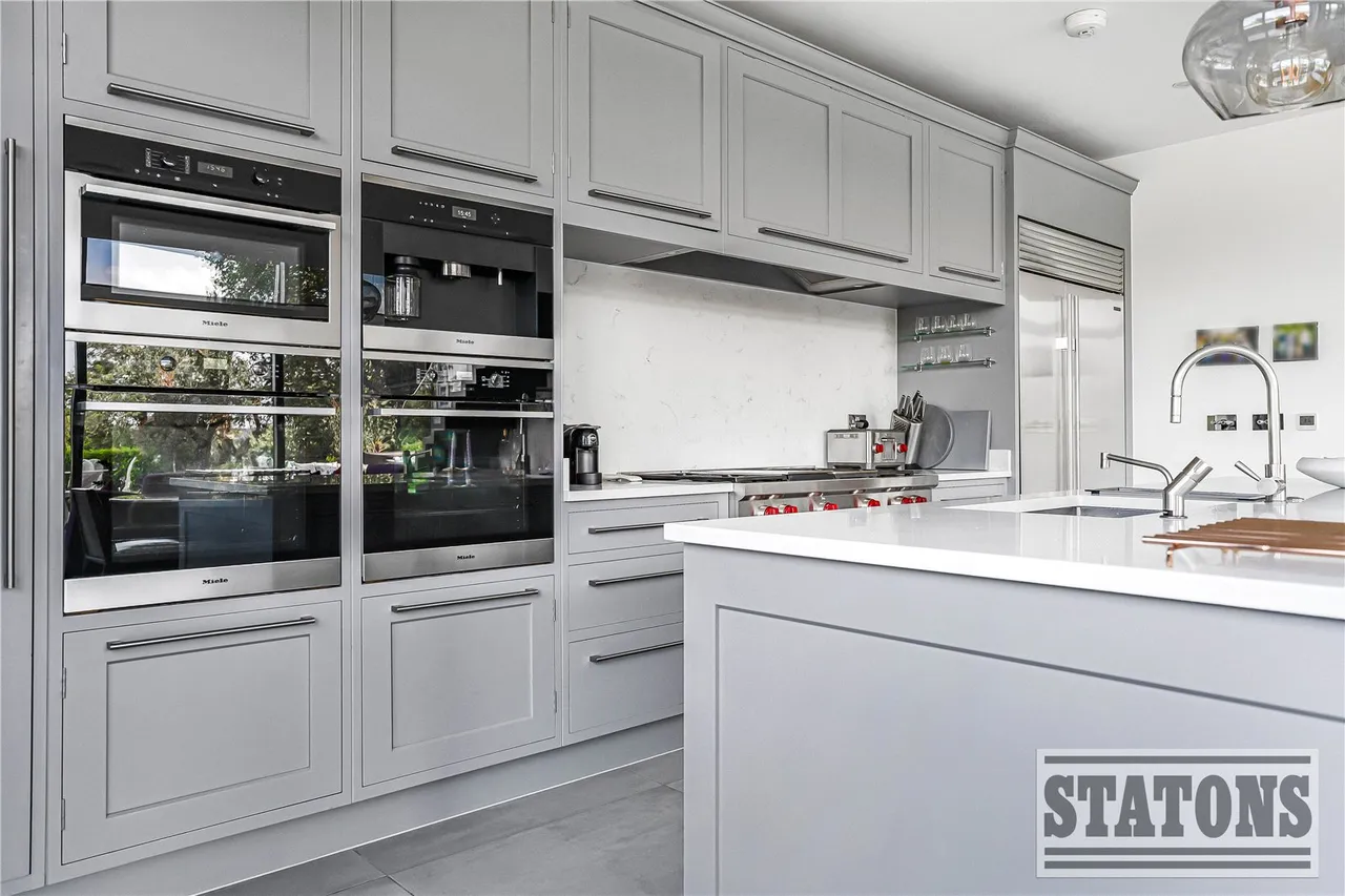 Hawkshead Road, Little Heath, Hertfordshire, EN6 1LX, photo 4